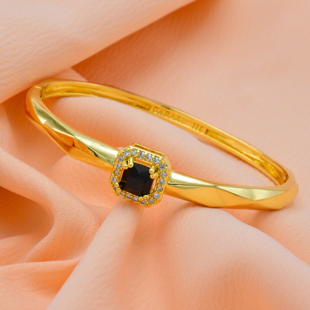 الياقوت الاسود Saphir noir